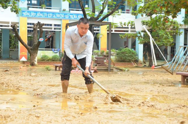 Sau mưa lớn, bùn lầy ngập hết khuôn viên trường, đồ dùng học tập, sách vở ngổn ngang khắp nơi.