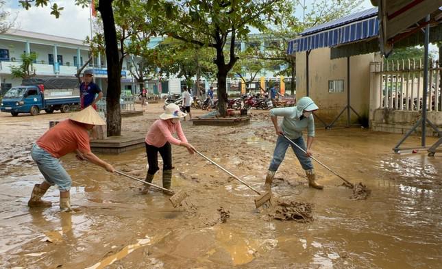 Hội Phụ nữ quận Liên Chiểu đẩy bùn về chỗ thoát nước.