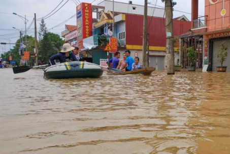 Hơn 600 nhà ngập lụt, người dân dùng thuyền đi trên Quốc lộ 9