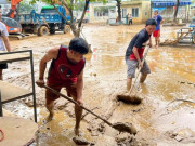 Tin tức trong ngày - Trường học Đà Nẵng ngập trong bùn lầy, phải dùng máy múc để dọn dẹp