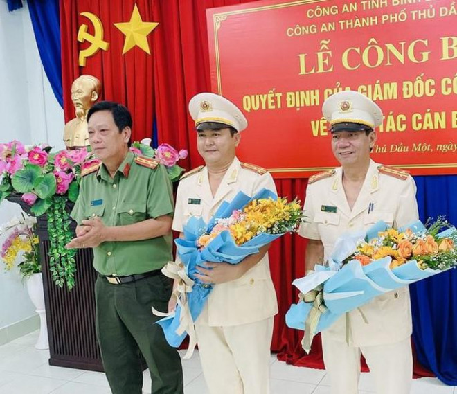 Thượng tá Hà Minh Thắng (giữa) được điều động làm Trưởng Công an TP Thủ Dầu Một