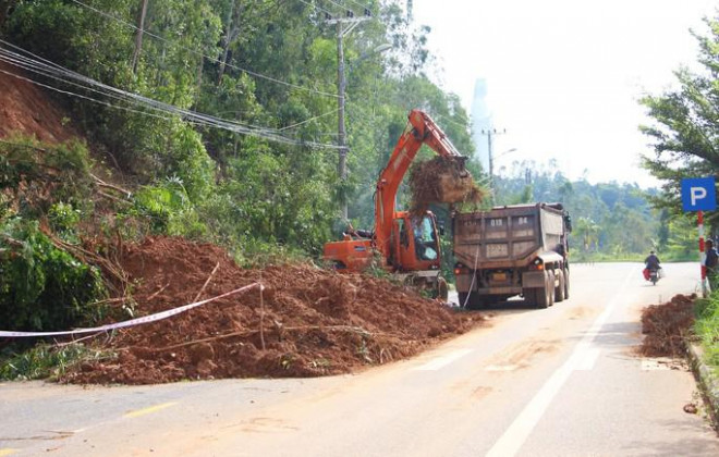 Đất đá tràn xuống đường lên bán đảo Sơn Trà