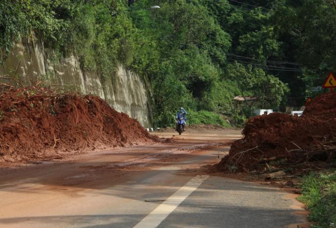 Dọc theo đường lên bán đảo Sơn Trà, suốt chiều dài hơn 13km, mưa lũ khiến nhiều đoạn sạt lở