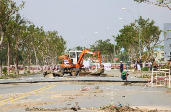 Mặt đường đứt gãy rất nghiêm trọng. Tổng cộng 21 điểm sạt lở lớn nhỏ tại bán đảo Sơn Trà