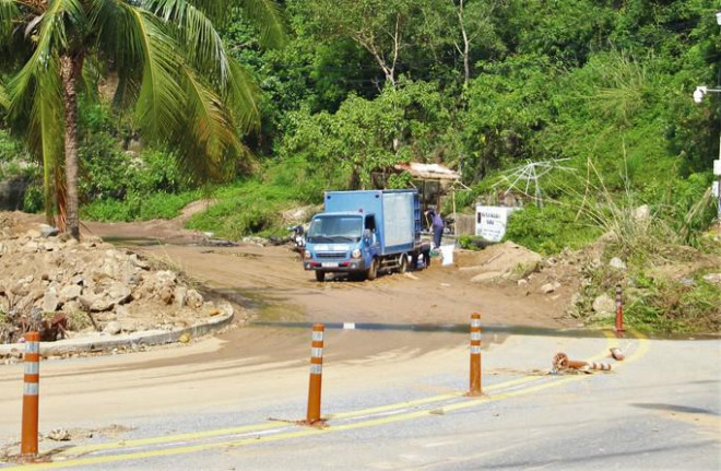 Đến sáng 17-10, giao thông khu vực cơ bản được thông suốt, lực lượng đang tiếp tục khẩn trương san gạt các điểm sạt lở