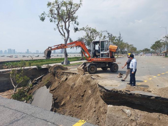 Lãnh đạo Sở GTVT TP Đà Nẵng có mặt tại hiện trường, chỉ đạo khắc phục thiên tai