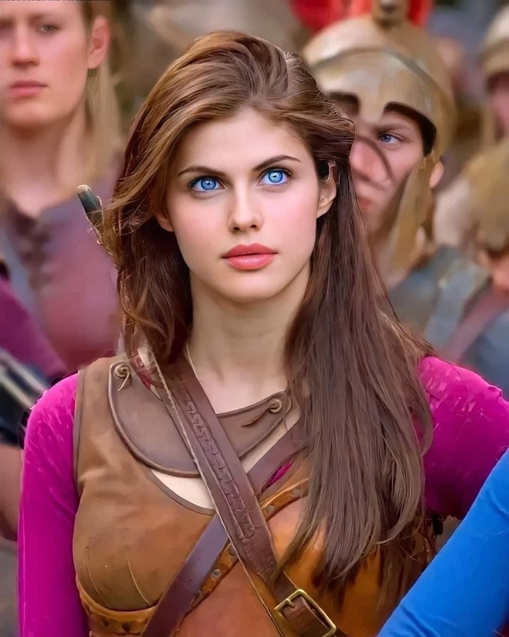 Alexandra Daddario được biết đến rộng rãi với vai á thần Annabeth Chase trong loạt phim về Percy Jackson. 
