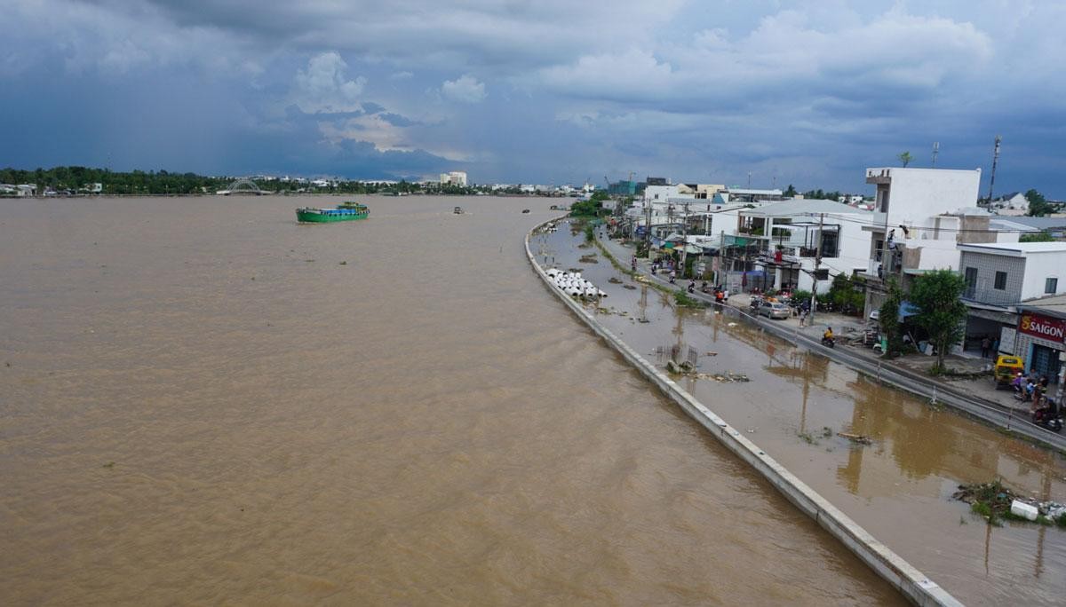 Công trình thi công dự án kè bờ sông Cần Thơ (đoạn phường Hưng Lợi, quận Ninh Kiều) gần như chìm trong triều cường ngày 10-10. Ảnh: G.TUỆ