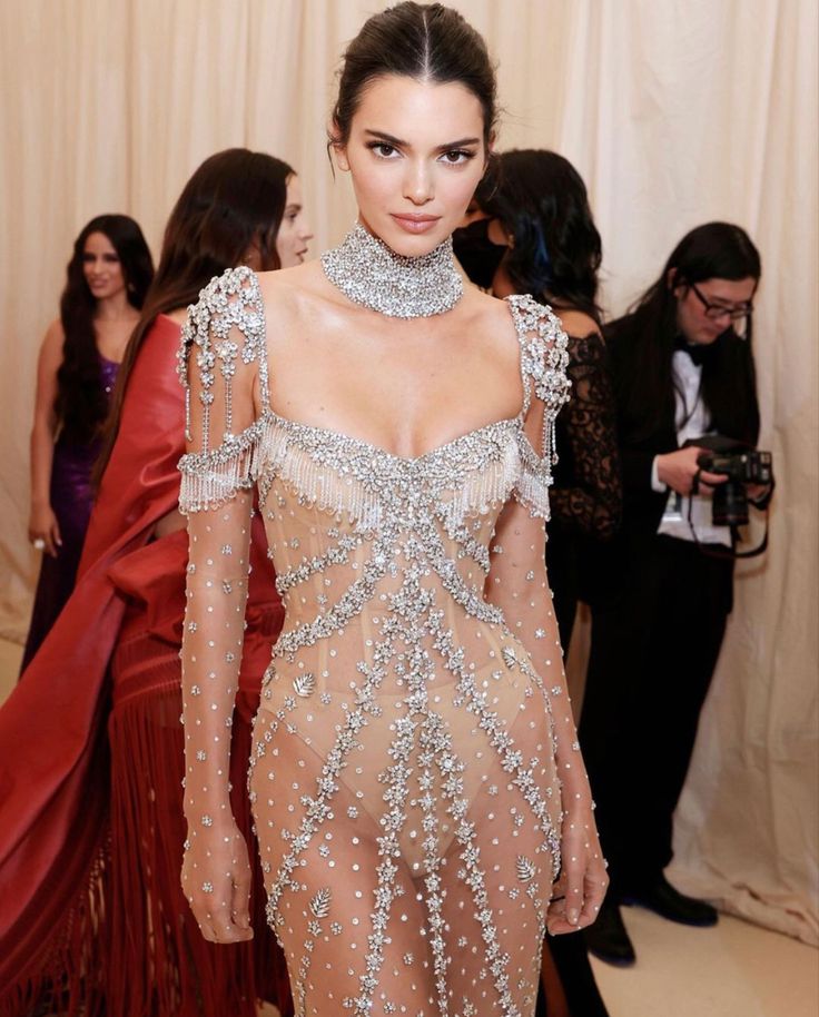 Kendall Jenner diện nội y dáng bodysuit kèm thêm corset khi mặc thiết kế váy xuyên thấu.