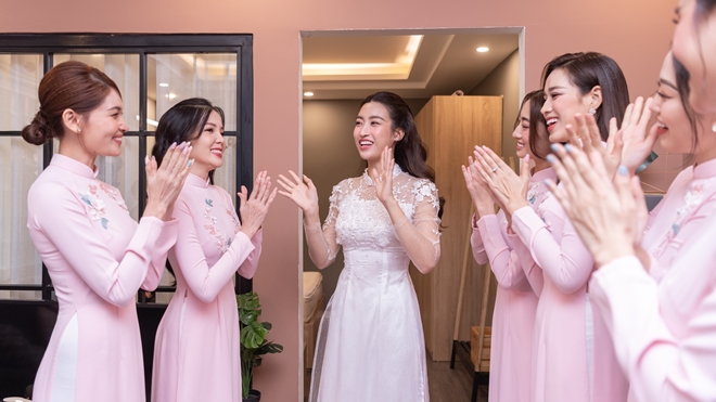 Hoa hậu Đỗ Mỹ Linh trao nụ hôn ngọt ngào cho Chủ tịch CLB Hà Nội FC - 11