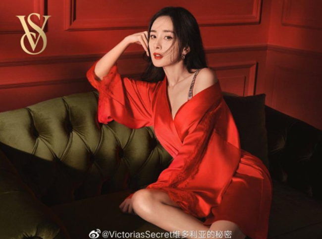 Cách đây không lâu, Victoria's Secret tung ra bộ ảnh quảng cáo nội y mới của Dương Mịch gây "bão" mạng xã hội vì quá gợi cảm. 
