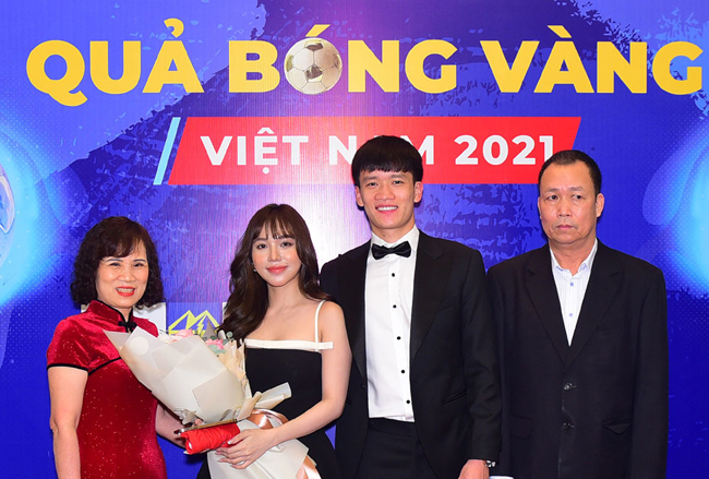 Khi nhận giải Quả bóng vàng Việt Nam 2021, Hoàng Đức hạnh phúc chụp hình kỷ niệm cùng bố mẹ và bạn gái cho thấy Gia Hân có vị trí đặc biệt thế nào với anh.
