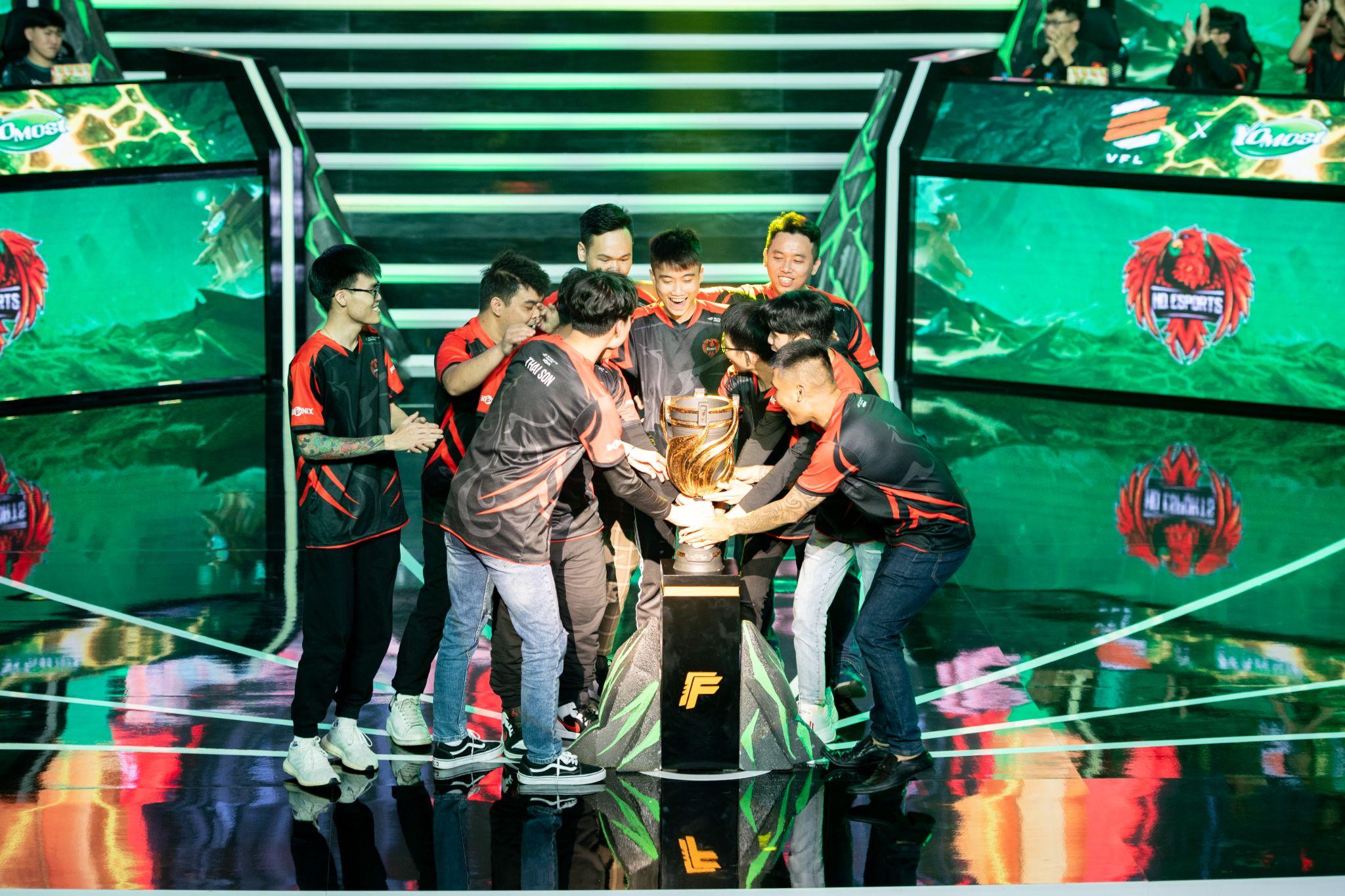 Tối Chủ nhật (ngày 16/10), chung kết quốc gia của giải đấu Esports Yomost VFL Summer 2022 đã diễn ra hết sức kịch tính và hấp dẫn. Chung kết có&nbsp;sự góp mặt của 12 đội tuyển xuất sắc nhất Free Fire Esports Việt Nam,&nbsp;tranh ngôi vị top 1 Việt Nam và phần thưởng lên đến 800 triệu đồng. Với phong độ đồng đều và ổn định, tất cả các đội tuyển đã mang đến một đêm chung kết bùng nổ và cảm xúc.