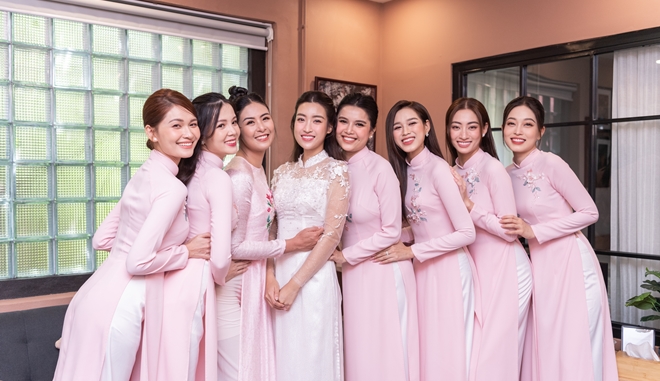 Hoa hậu Đỗ Mỹ Linh trao nụ hôn ngọt ngào cho Chủ tịch CLB Hà Nội FC - 6