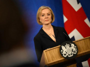 Thế giới - &quot;Sóng gió&quot; lớn ập đến Thủ tướng Anh Liz Truss