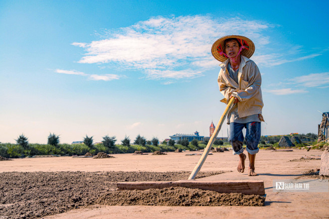 Dưới cái nắng hanh khô của những ngày tháng 10, hàng chục người dân xã Bạch Long (huyện Giao Thủy) vẫn cần mẫn lao động để tạo ra những hạt muối trắng tinh khiết. Người dân nơi đây bắt đầu công việc từ lúc 5h sáng.