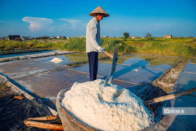 Những đống muối đã được lọc kĩ các tạp chất, diêm dân sẽ vun vén cẩn thận, sau đó đưa vào nhà chứa. Đến ngày hôm sau, lái buôn đến mua tận nơi, còn số ít thì cung ứng ra thị trường bán lẻ. Quy trình cứ thế lặp đi lặp lại.