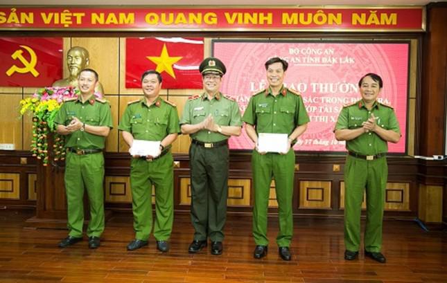 Hai đơn vị được thưởng nóng khi phá nhanh vụ cướp tại nhà chủ tịch huyện