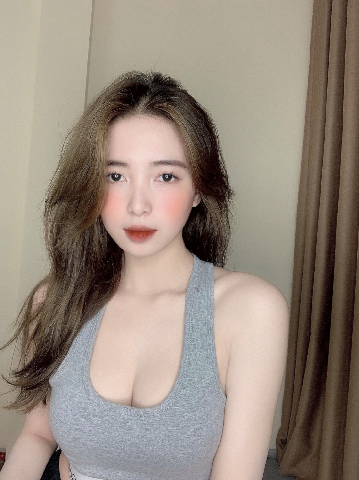 Hot girl Hà thành nổi bật với gương mặt xinh đẹp, nước da trắng hồng.
