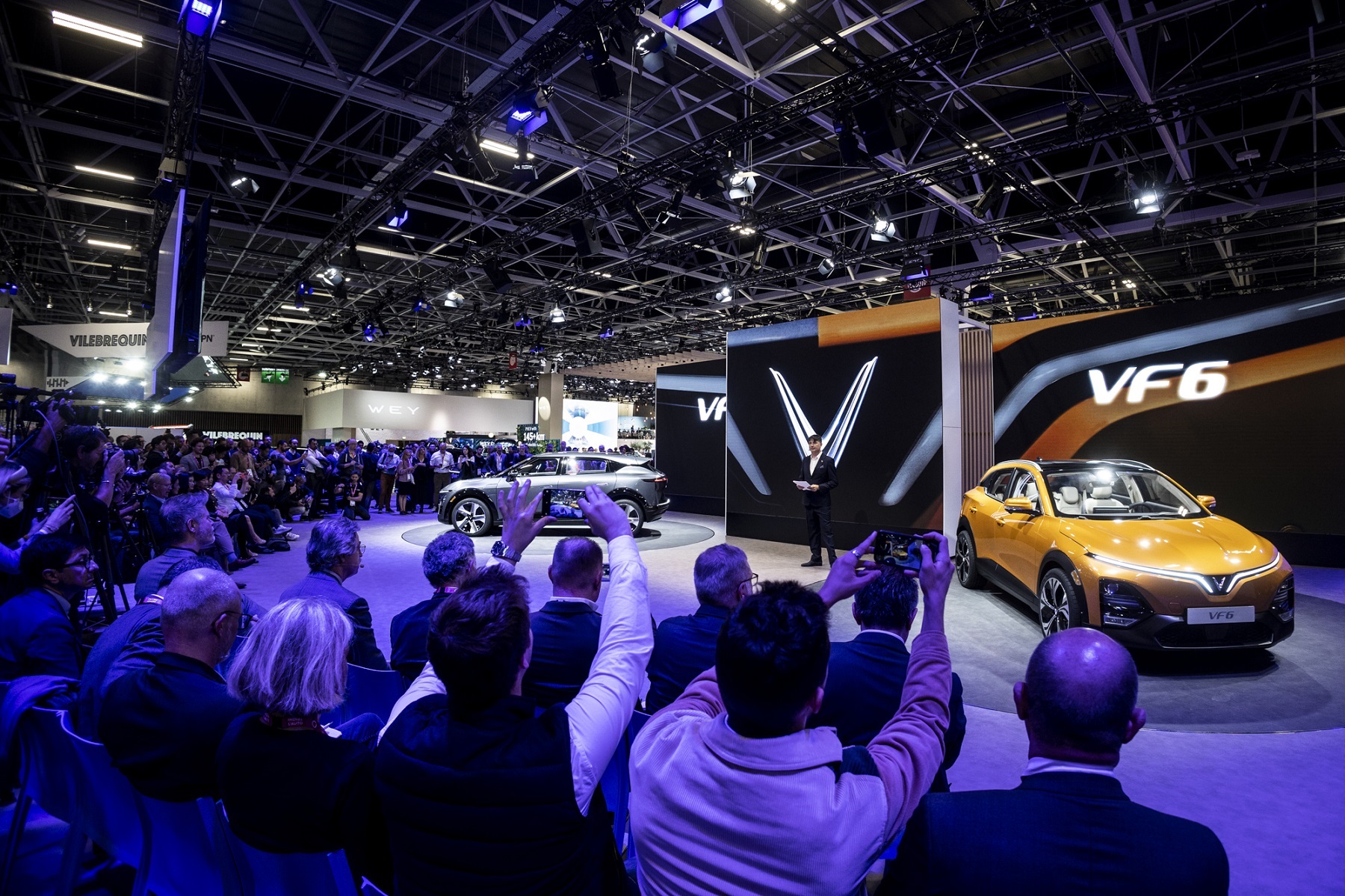 VinFast giới thiệu 4 mẫu ô tô điện VF 6, VF 7, VF 8, VF 9 và các dòng xe máy điện thông minh tại triển lãm Paris Motor Show 2022.