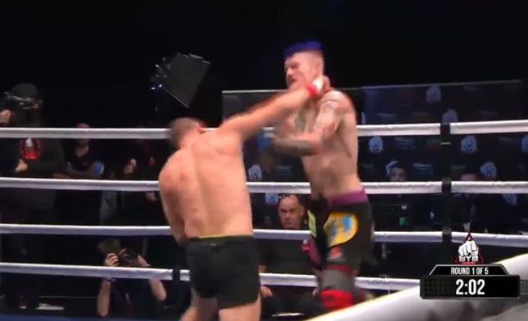 Cú knock-out chấn động võ thuật, 1 võ sĩ bị đấm lọt khỏi sàn đấu - 3