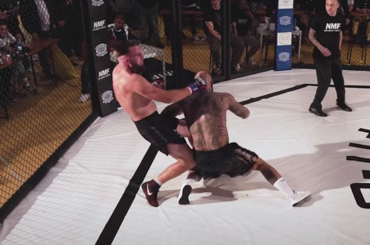 Cú knock-out chấn động võ thuật, 1 võ sĩ bị đấm lọt khỏi sàn đấu - 1