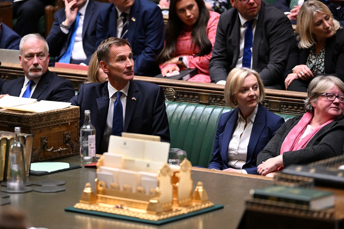 Bộ trưởng Tài chính Anh Jeremy Hunt (bên trái), ngồi cạnh bà Truss (ảnh: Reuters)