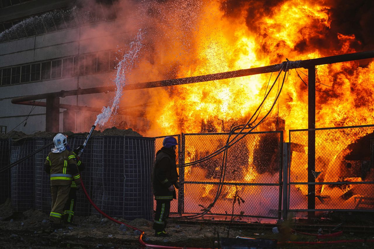 Một trạm điện ở Kiev bị tấn công (ảnh: Reuters)