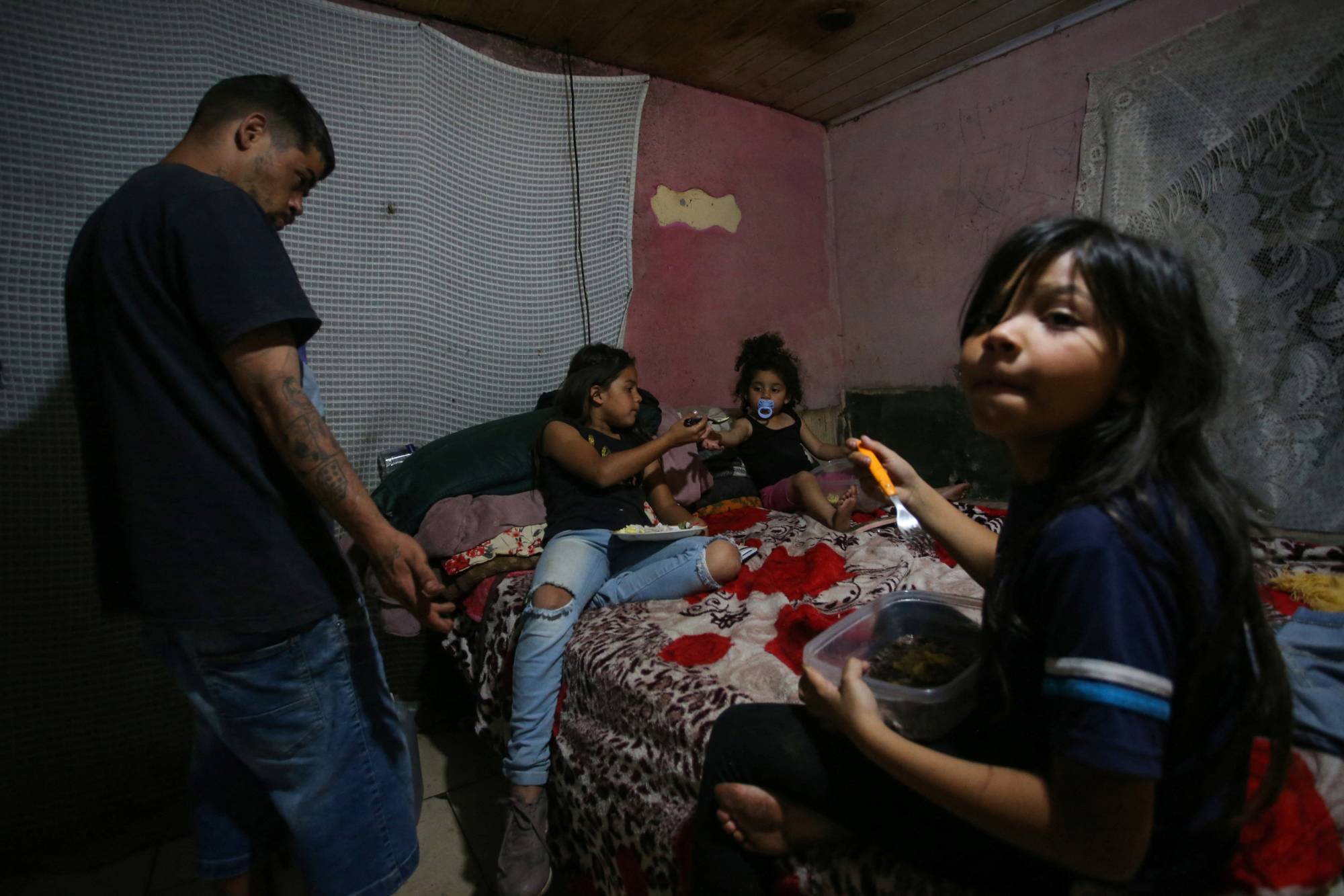 Một gia đình Brazil chỉ được ăn một bữa duy nhất trong ngày do thiếu lương thực (Nguồn Reuters)