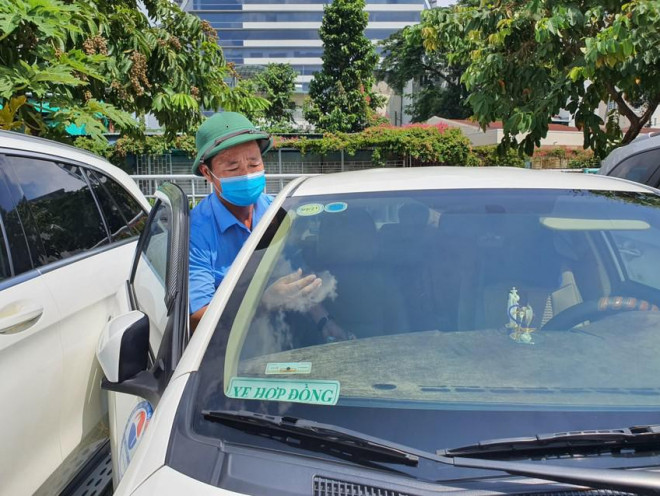 Sau khi đạt các tiêu chuẩn an toàn kỹ thuật và bảo vệ môi trường, ô tô sẽ được dán tem kiểm định mới. Ảnh: TN