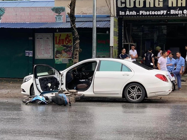 Vụ xe máy tông gãy cửa Mercedes-Benz S400, tiền sửa chữa hết hơn 260 triệu đồng