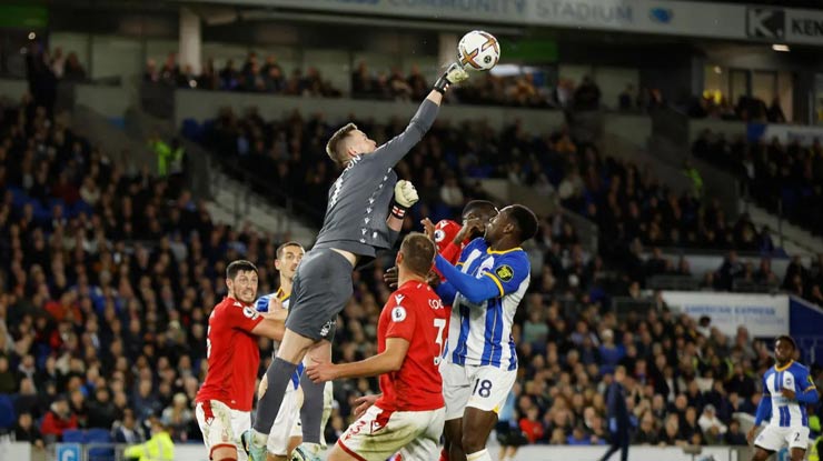 Dean Henderson, thủ thành được MU cho Nottingham Forest mượn mùa này nhiều lần cứu thua cho đội bóng tân binh trên sân The Amex của Brighton