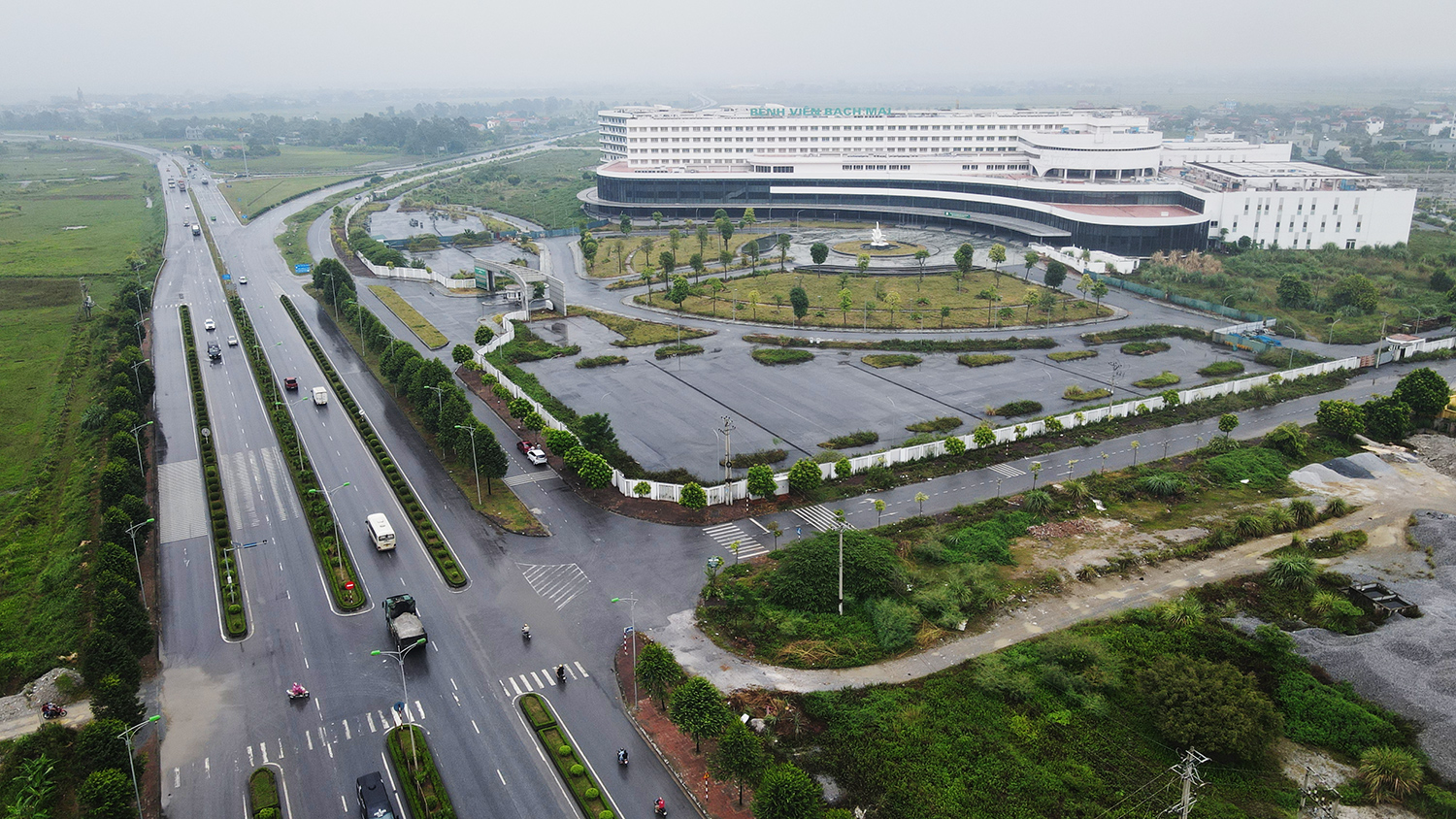 Dự án bệnh viện Bạch Mai cơ sở 2 ở TP.&nbsp;Phủ Lý (Hà Nam) khởi công cuối năm 2014, dự kiến hoàn thành vào năm 2017 với tổng mức đầu tư hơn 4.990 tỷ đồng.&nbsp;Tuy nhiên, bệnh viện đang trong tình trạng bỏ hoang.