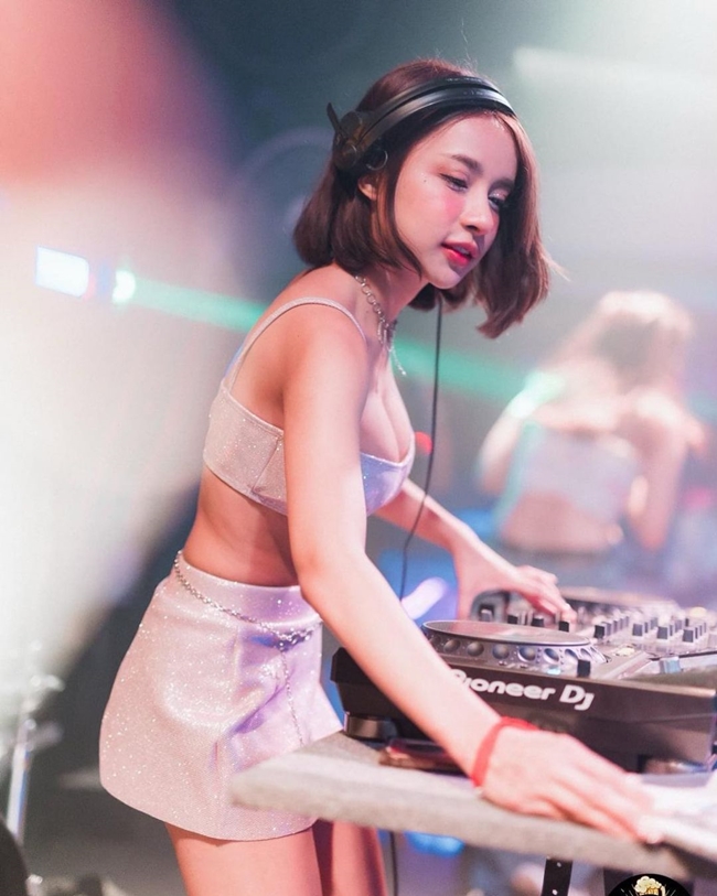 Theo Chinatimes, Barbie Mozz tên thật là Thanaporn Onseng, là DJ kiêm người mẫu nổi tiếng với phong cách gợi cảm. Năm 2021, người đẹp 27 tuổi từng lọt danh sách 100 nữ DJ hàng đầu châu Á. Ngoài ra, mỹ nhân Thái Lan cũng nằm trong danh sách một trong những DJ quyến rũ nhất thế giới.
