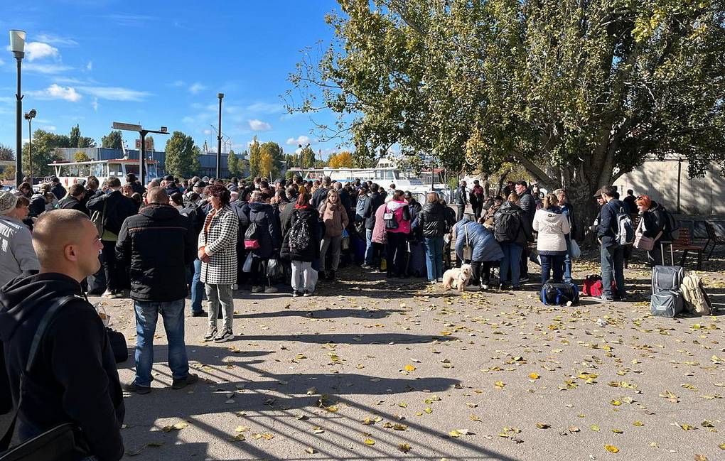 Người dân Kherson sơ tán đến vùng an toàn hôm 19/10 (ảnh: Reuters)