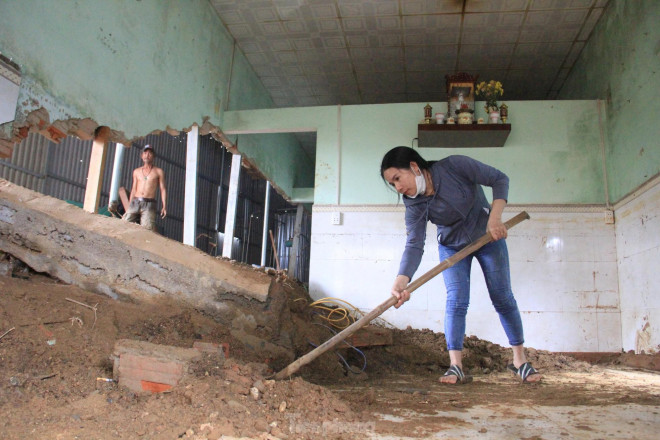 Toàn bộ đất đá ùn vào nền nhà, cao cả mét, dưới đó là toàn bộ tài sản của gia đình chị.