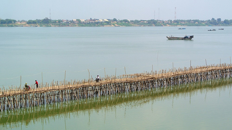 1. Khi băng qua vùng nước đục của sông Mekong, phía đông Campuchia, bạn sẽ thấy có một cây cầu tre rất dài, nối đảo Koh Pen nằm ở giữa sông Mekong với bờ tây, nơi có thành phố lớn thứ 6 Campuchia - Kampong Cham.
