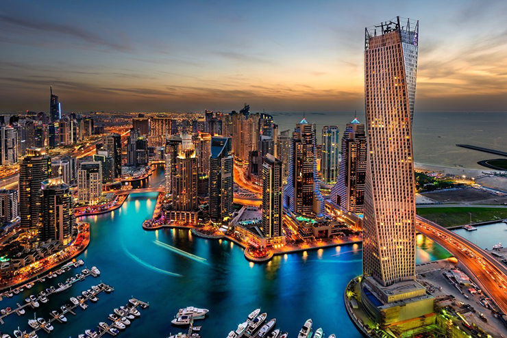 Dubai, Các tiểu Vương quốc Ả rập Thống nhất: Dubai đã trở thành nơi lui tới của những du khách có hầu bao rủng rỉnh. Với những điểm tham quan tuyệt vời như Burj Khalifa và Dubai Mall, thành phố&nbsp;Trung Đông này là một điểm nóng hút khách du lịch giàu có với giá khách sạn trung bình là 184,18 USD (gần 4,6 triệu đồng)&nbsp;một đêm và có thể chi ít nhất 117,48 USD (2,9 triệu đồng)&nbsp;mỗi ngày cho thực phẩm.
