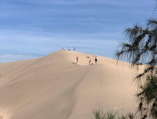 Khách du lịch thích thú trải nghiệm đồi cát hoang sơ ở Ninh Thuận - 1