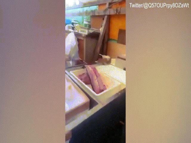 Video: Cá mất đầu, lọc sạch xương vẫn “nhảy tanh tách” trên khay
