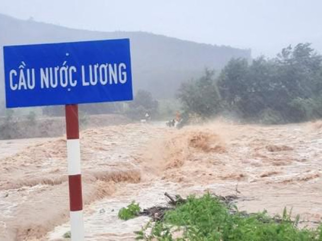 Mưa lớn ở Bình Định, nước tràn qua cầu