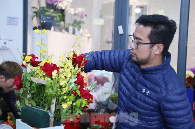 Anh Nguyễn Công Hà - chủ cửa hàng hoa Nắng Flower ở đường Lý Tự Trọng, TP Vinh, Nghệ An - cho biết, dịp 20/10 năm nay, giá hoa tươi tăng gấp 3 lần, thậm chí gấp 4 lần. Nguyên nhân là do năm nay thời tiết mưa nhiều, giá các loại nguyên vật liệu đầu vào tăng khiến nhiều nhà vườn phải cắt giảm sản lượng trồng hoa tại vườn.