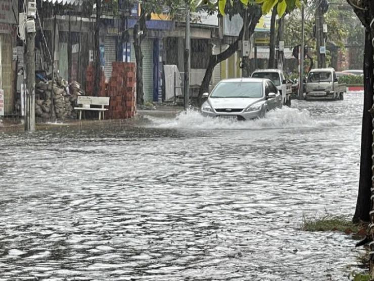 Người Vũng Tàu bơi trên đường sau trận mưa lớn