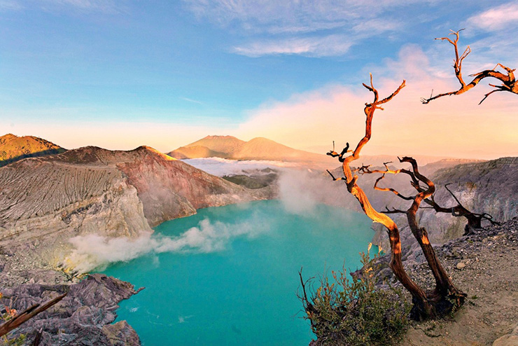 2. Tại đây có một nhóm núi lửa hỗn hợp, nằm trên ranh giới với các huyện Banyuwangi và Bondowoso, tỉnh miền đông tỉnh Java. Vì nằm trong một hõm chảo lớn nên được gọi là Ijen, rộng khoảng 20km. Núi lửa tầng Gunung Merapi là điểm cao nhất của nhóm núi lửa này.


