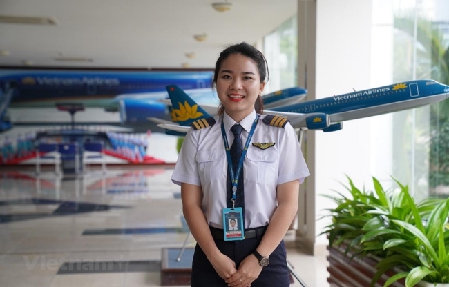 Phạm Hoàng Mỹ Phụng - cơ phó trẻ nhất của đội bay Airbus A321 của Vietnam Airline cũng nhận được nhiều quan tâm bởi vẻ ngoài xinh đẹp.
