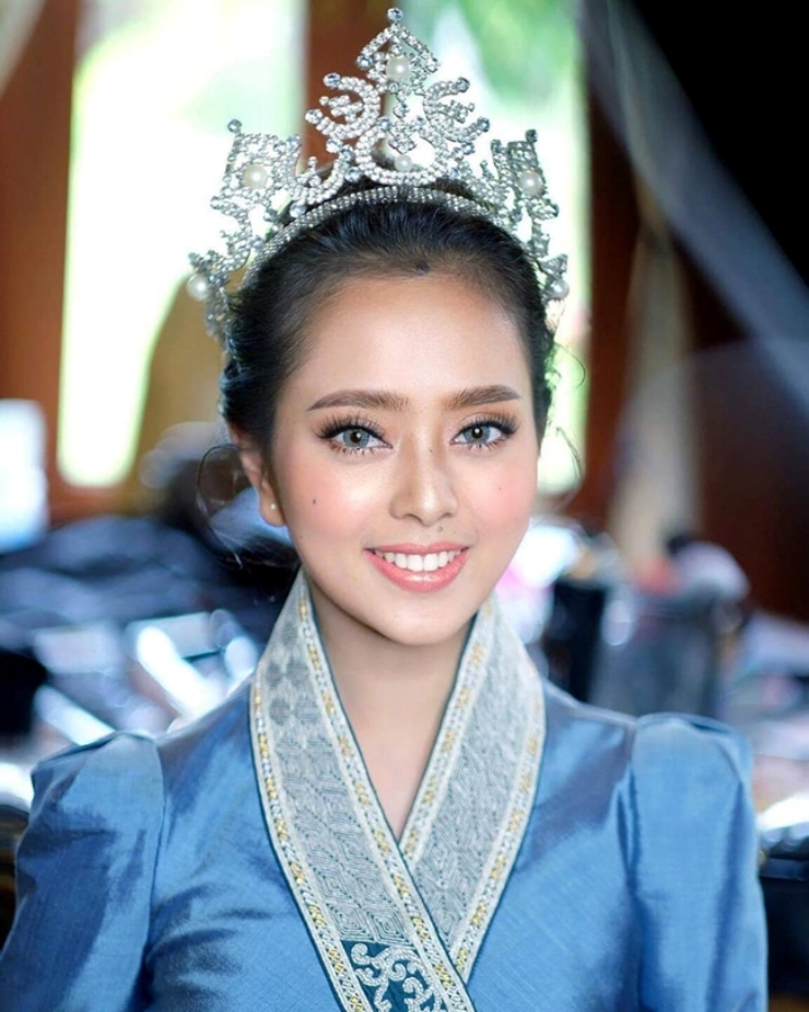 Cô là Miss International Laos 2017 và đại diện Lào đi thi quốc tế.
