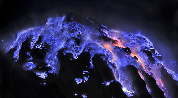 6. Nhiệt độ tại núi lửa này có thể đạt tới 600 độ C, nhưng ngọn lửa màu xanh chỉ hiện rõ vào ban đêm.


