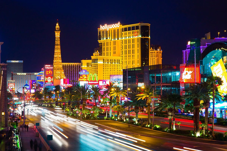 Las Vegas, Mỹ: Nếu ở trung tâm thành phố Las Vegas, bạn có thể tìm thấy nhiều chỗ ở phù hợp với túi tiền. Nhưng nếu bạn muốn ở lại The Strip, hãy chuẩn bị cho một kỳ nghỉ đắt tiền. Một phòng khách sạn tiêu chuẩn có giá trung bình mỗi đêm là 176,02 USD (hơn 4,3 triệu đồng)&nbsp;và ẩm thực cũng như giải trí sẽ ngốn của bạn khoảng chi phí không nhỏ. Tuy nhiên, với nhiều du khách, kỳ nghỉ này xứng đáng với số tiền bỏ ra.
