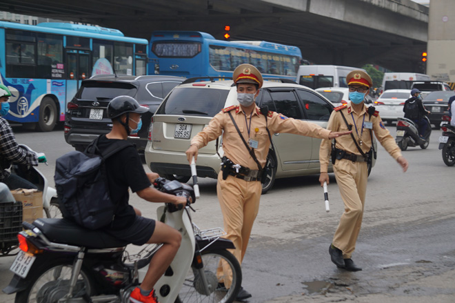 CSGT kiểm tra hành chính người tham gia giao thông.