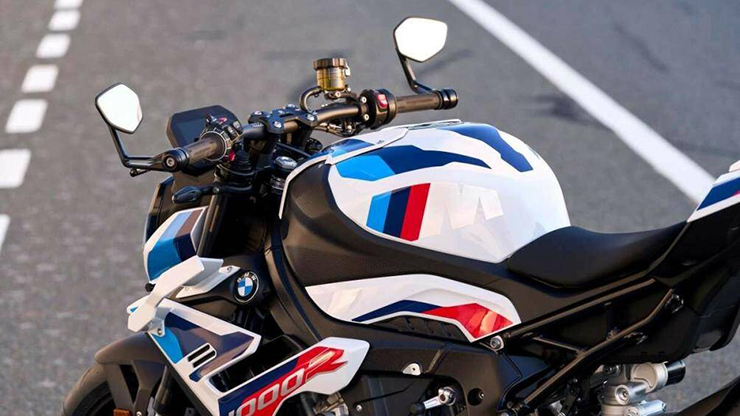 Tương tự M1000RR, BMW Motorrad M1000R được trang bị động cơ 4 xi lanh thẳng hàng với sức mạnh tăng thêm tới 45 mã lực so với S1000R
